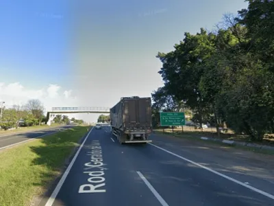 Mulher morre após cair da garupa de moto e ser atropelada por carreta