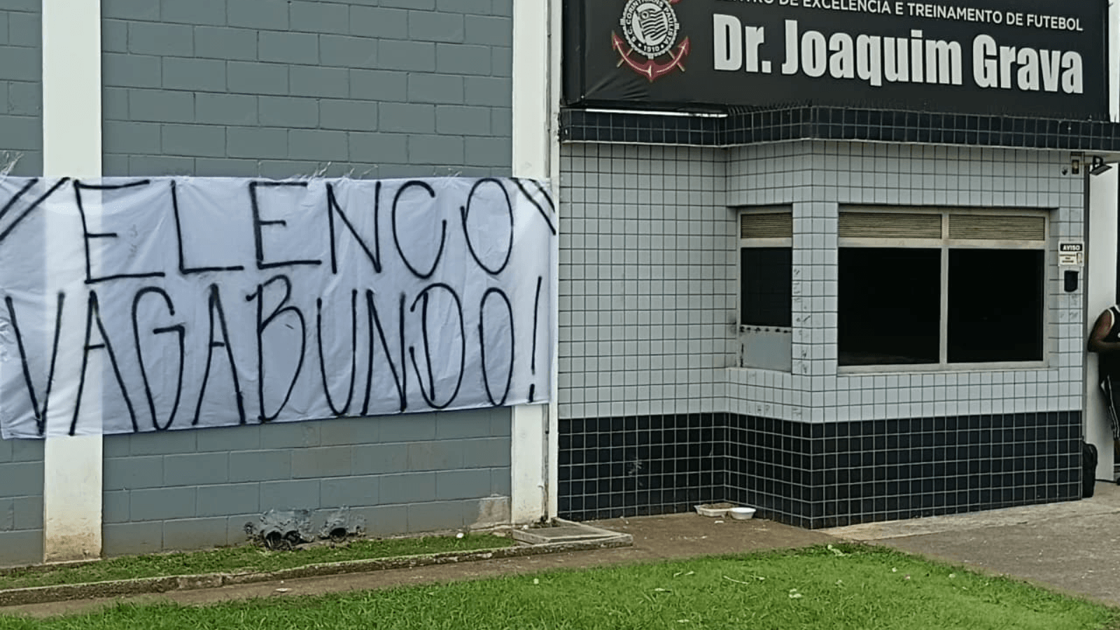 Torcida do Corinthians faz protesto contra o elenco no CT: "Vagabundo"