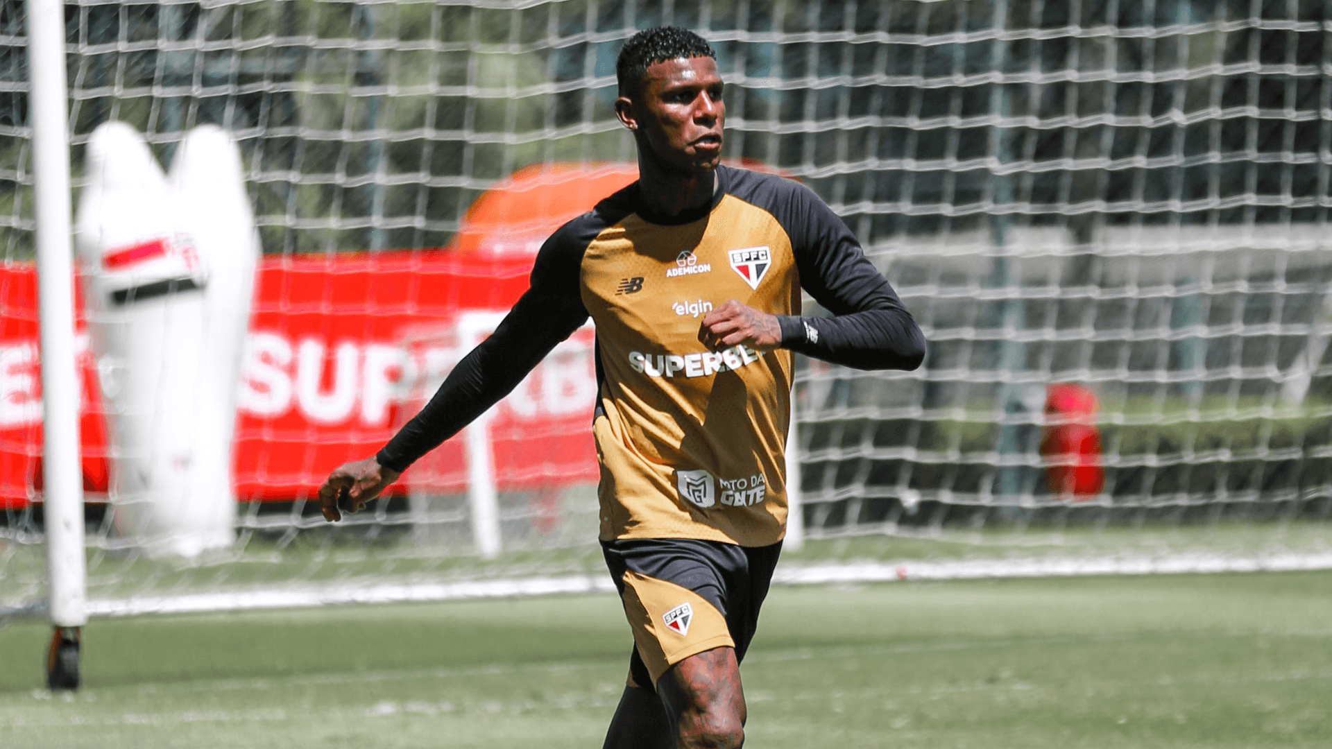 Saída de Arboleda deve abrir espaço para jovens da base e veteranos do elenco