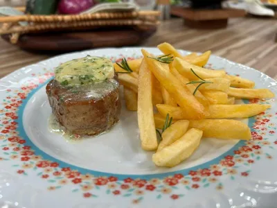 Filé mignon suíno com manteiga saborizada brasileira e batata frita do chef Bruno Hashimoto | Band Receitas