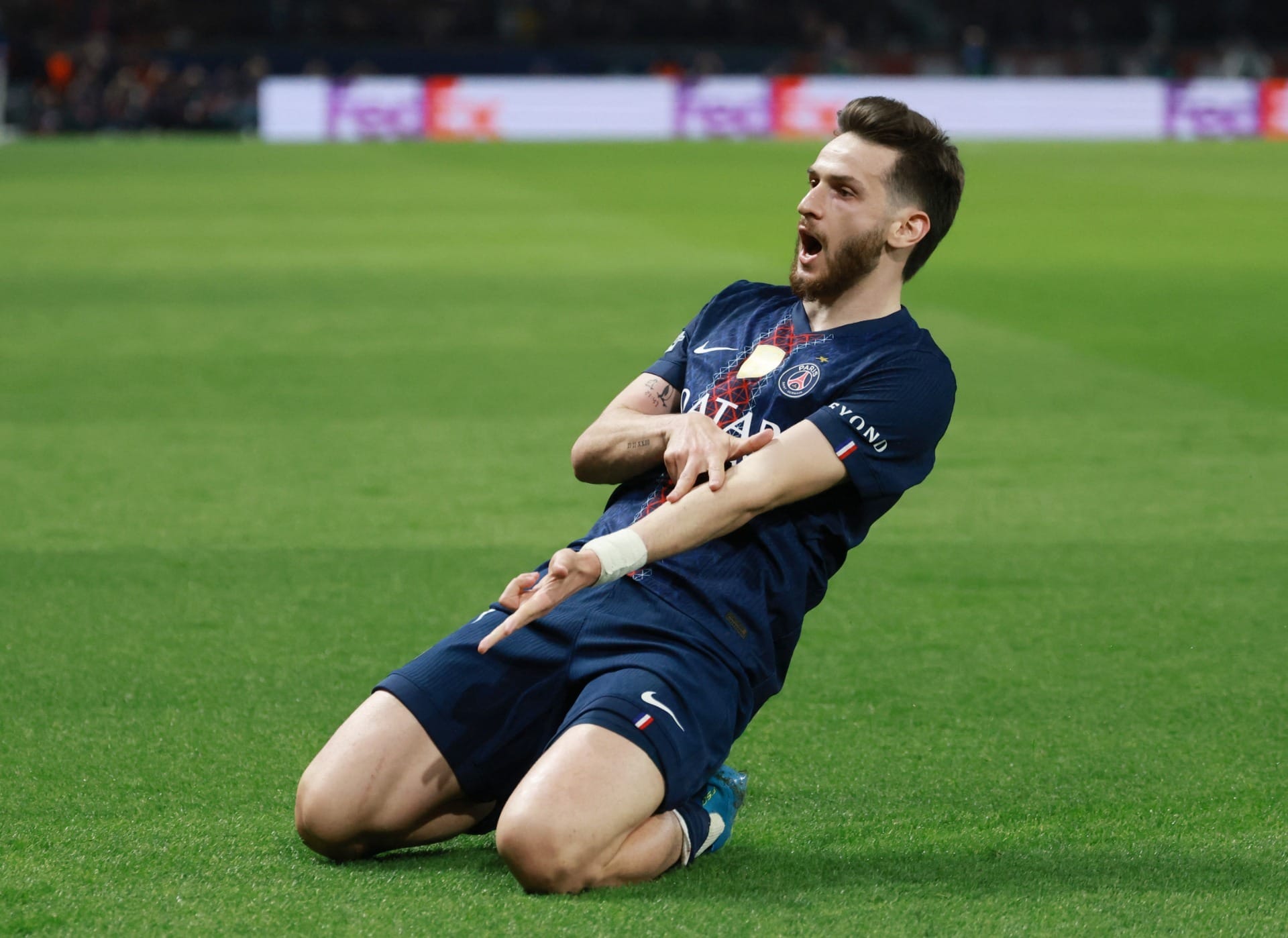 Kvaratskhelia comemora segundo gol do PSG (Foto: REUTERS/Stephanie Lecocq)