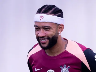 Executivo do Corinthians aponta condições para renovar com Memphis Depay
