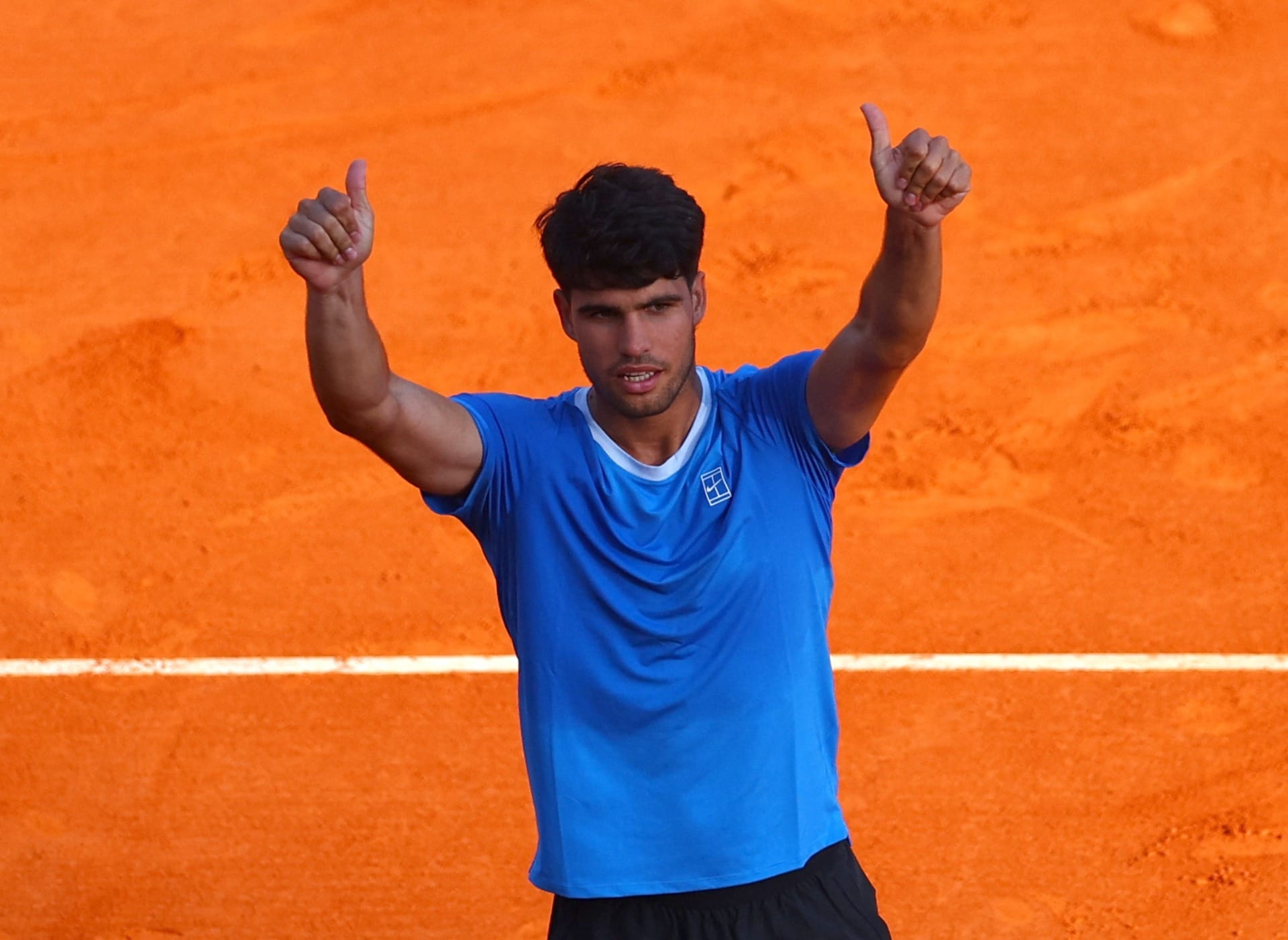 Alcaraz comemora a vitória após reação no set decisivo e vaga garantida nas quartas em Monte Carlo I Foto: REUTERS/Manon Cruz