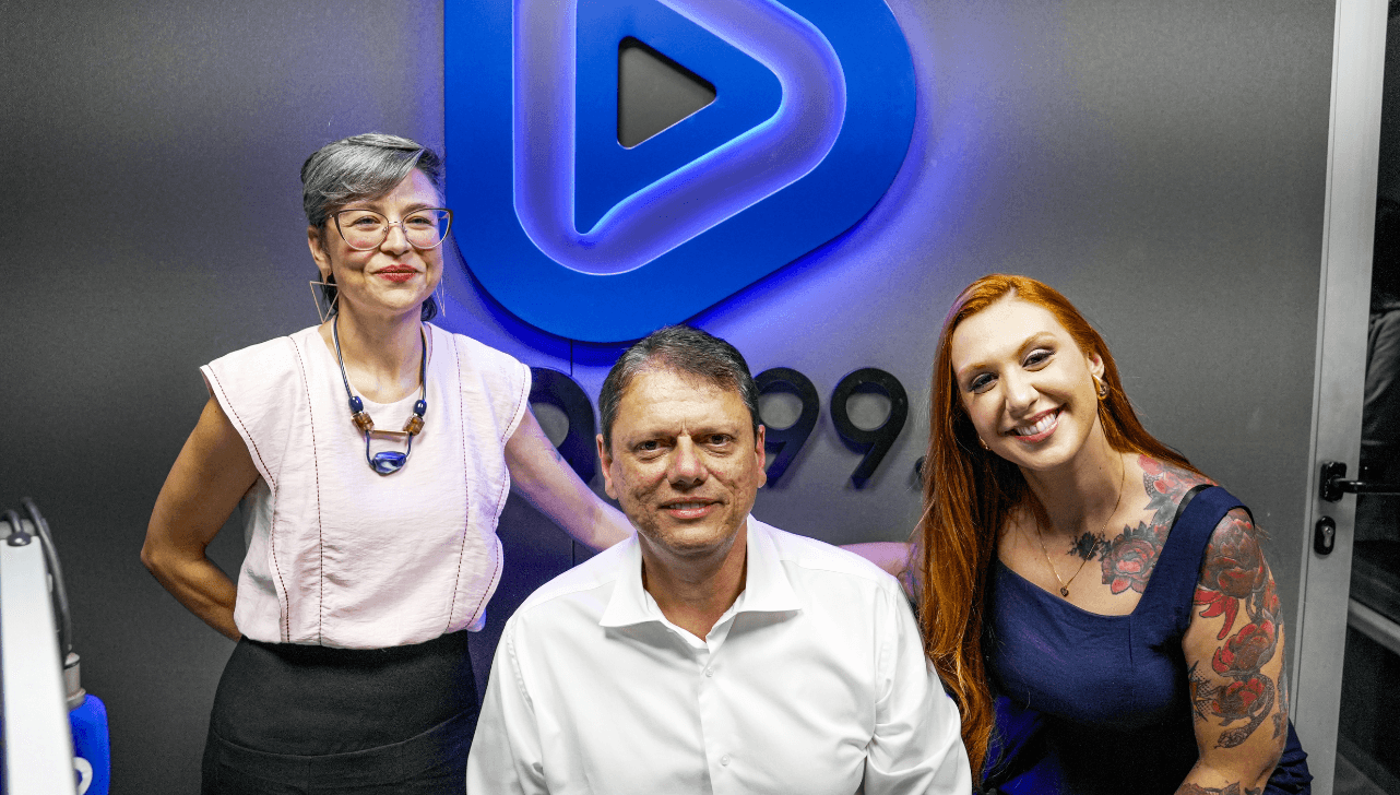 Amanda Priscila Costa e Luana Pistore com governador