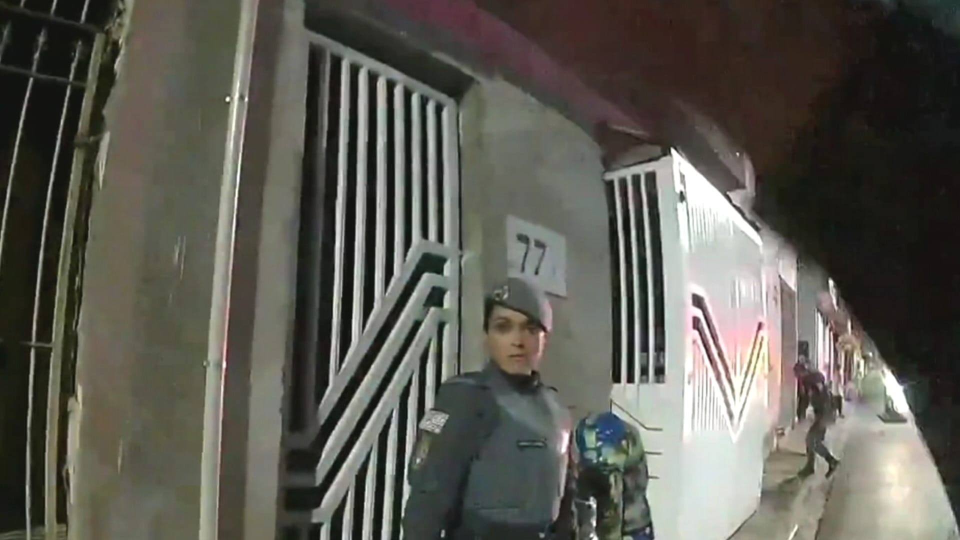 Bodycam mostra conversa de PMs após disparo em mulher em SP: