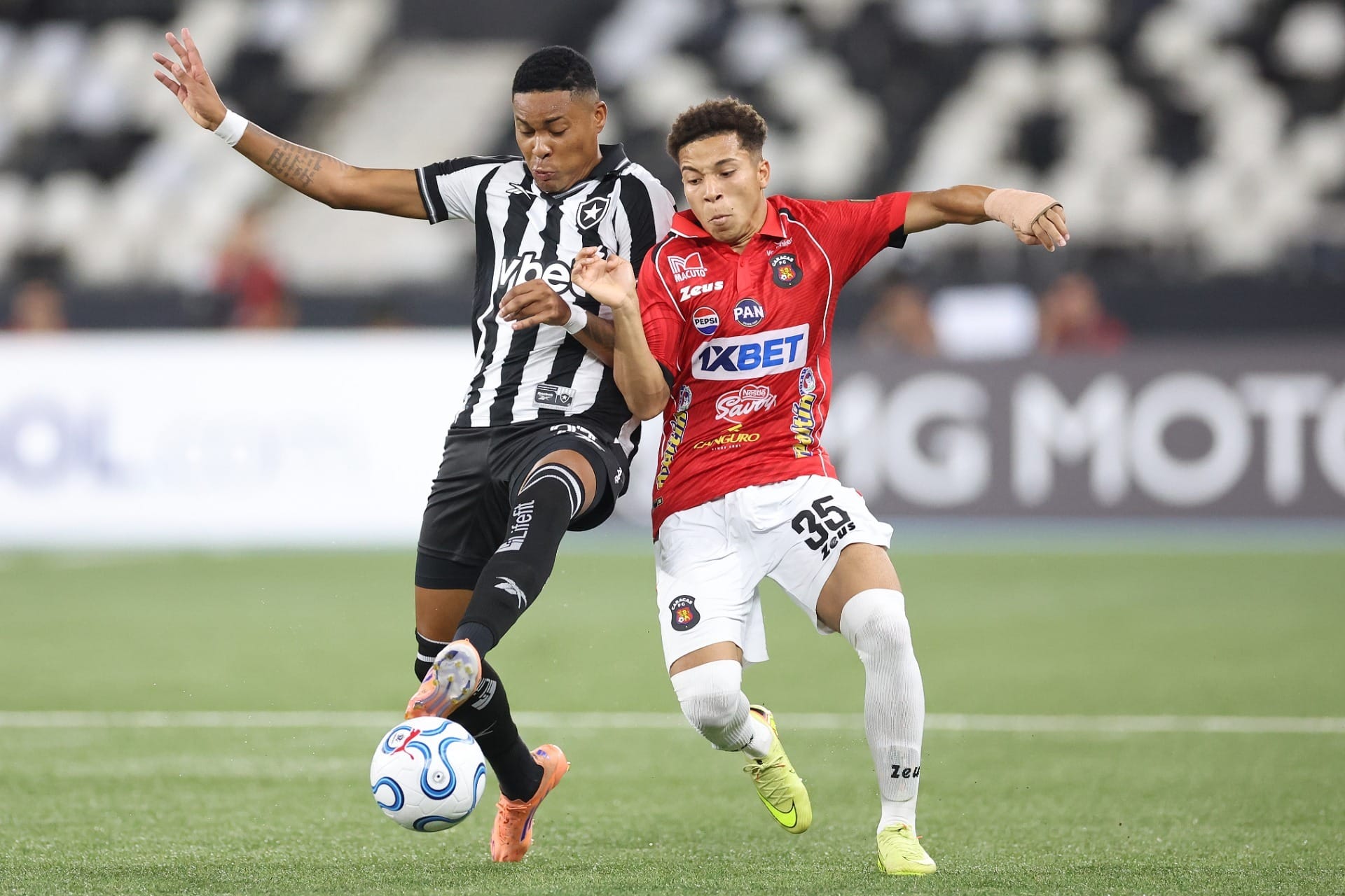 Botafogo empata com Caracas em casa e é vaiado