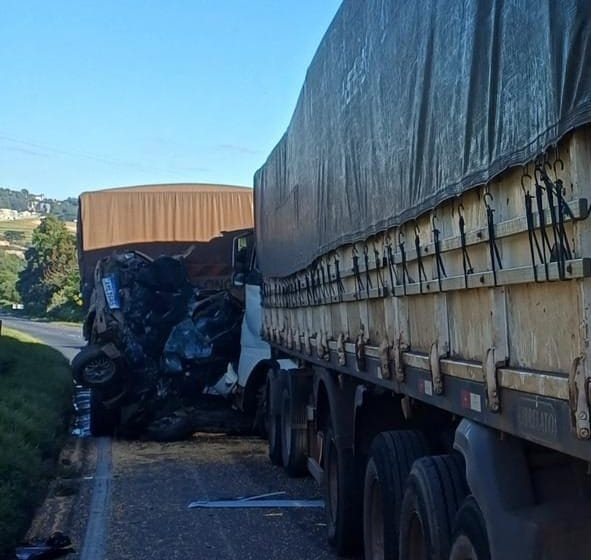 Acidente na BR-376 em Ponta Grossa deixa mortos e trava trânsito
