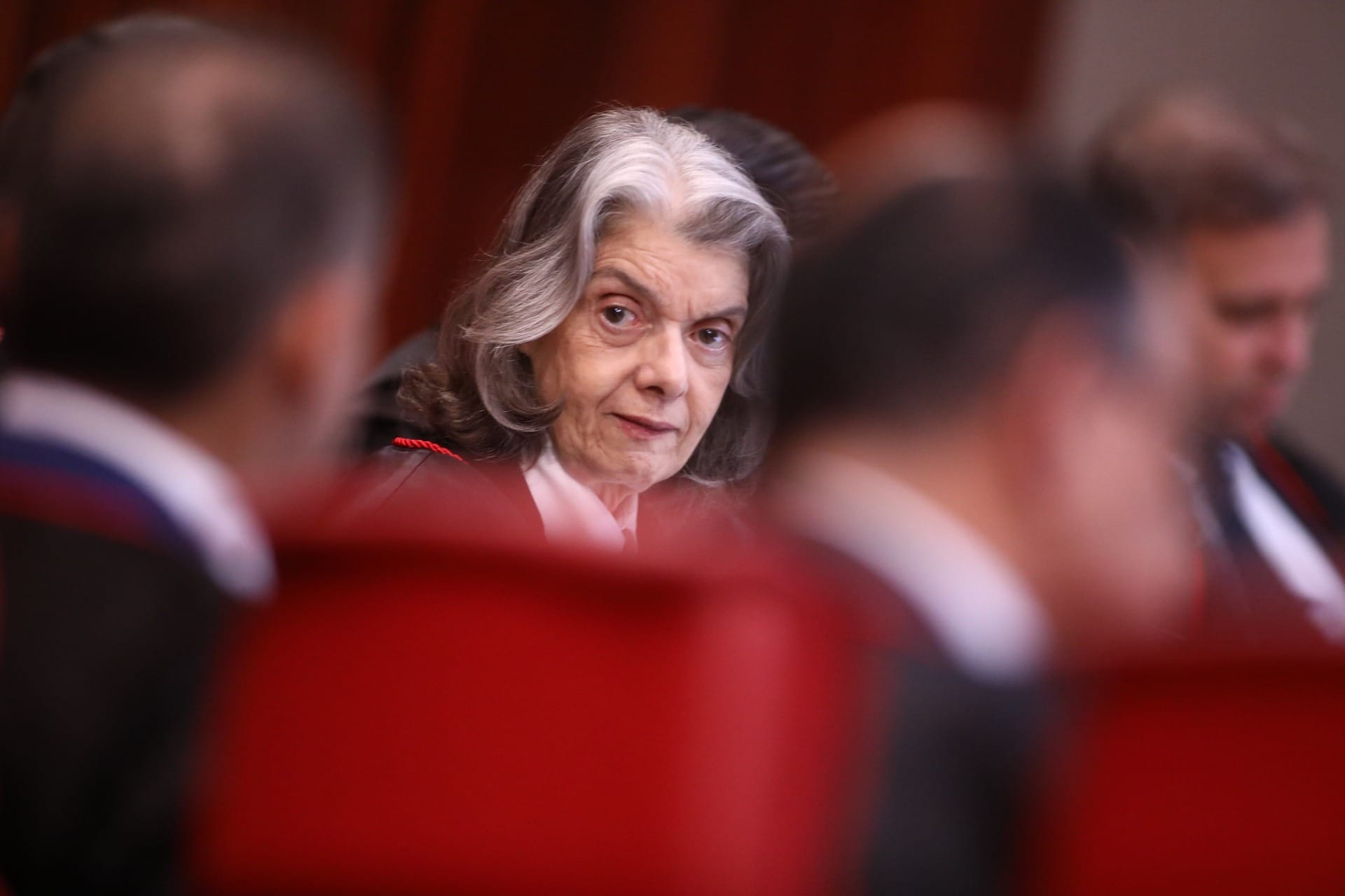 Cármen Lúcia antecipa saída do TSE e passa presidência para Nunes Marques