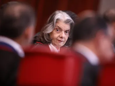 Cármen Lúcia antecipa saída do TSE e passa presidência para Nunes Marques