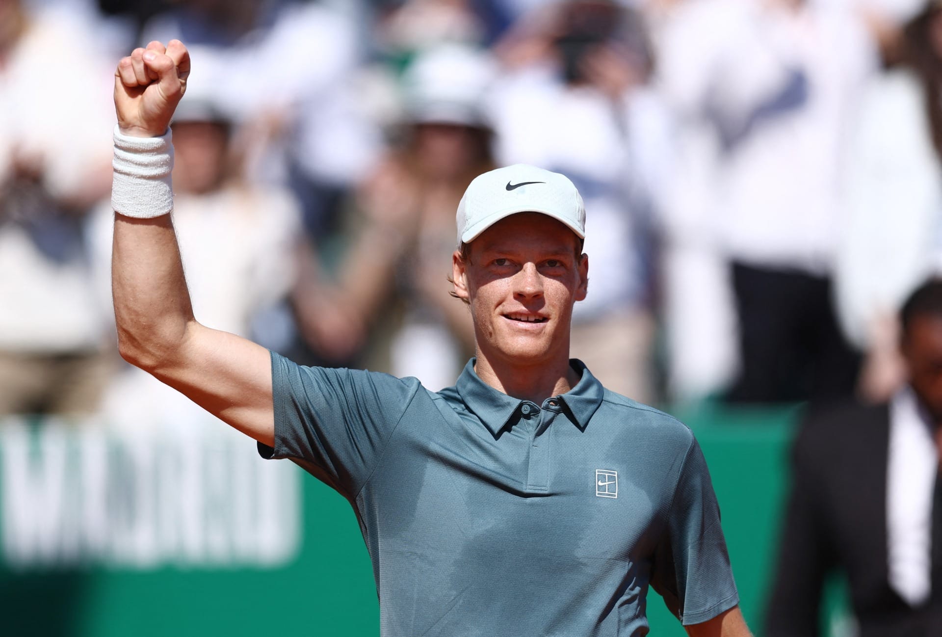 Sinner celebra a vitória após batalha em três sets e classificação às quartas em Monte Carlo I Foto: REUTERS/Manon Cruz