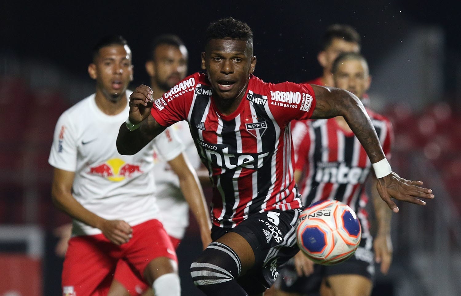 São Paulo estuda acionar a Fifa contra Arboleda por abandono de emprego