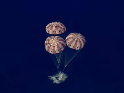 Cápsula da Artemis II pousa no Oceano Pacífico após missão na Lua