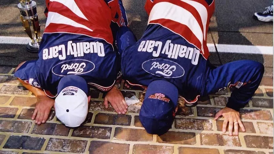 Dale Jarrett e Todd Parrott beijam a linha de chegada de Indianápolis em 1996