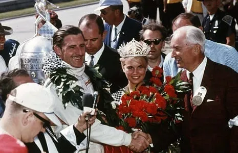 Graham Hill comemora vitórias das 500 Milhas de Indianápolis em 1963