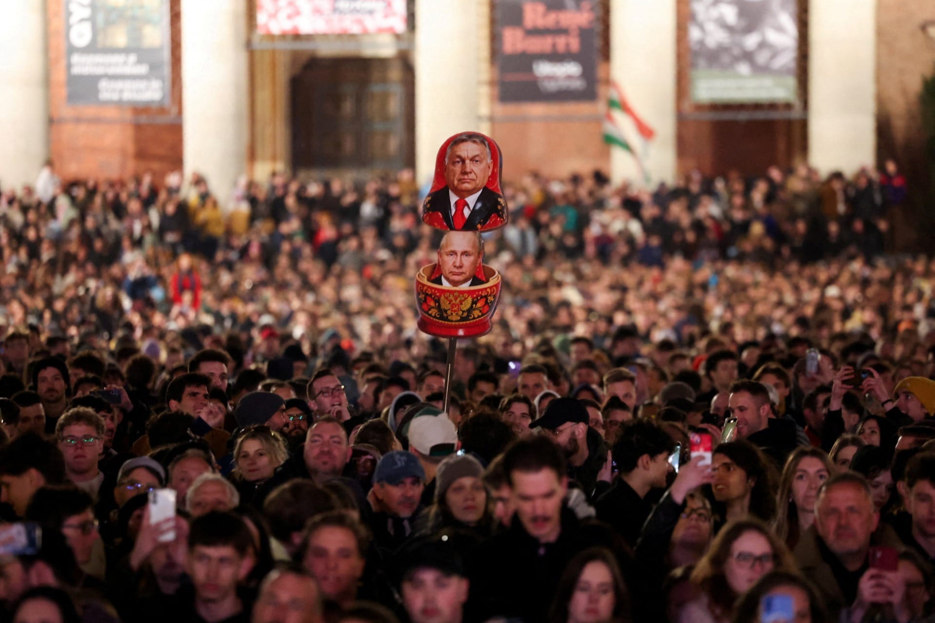 Manifestantes protestam contra o primeiro-ministro húngaro Viktor Orbán, às vésperas das eleições, em Budapeste    Crédito: Reuters