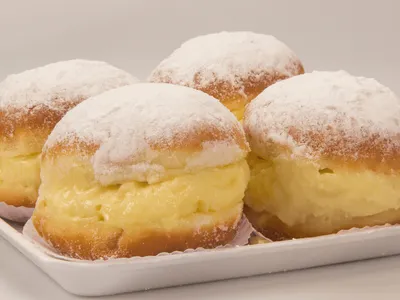 Sonho de padaria caseiro com creme de laranja vai bem em qualquer tarde