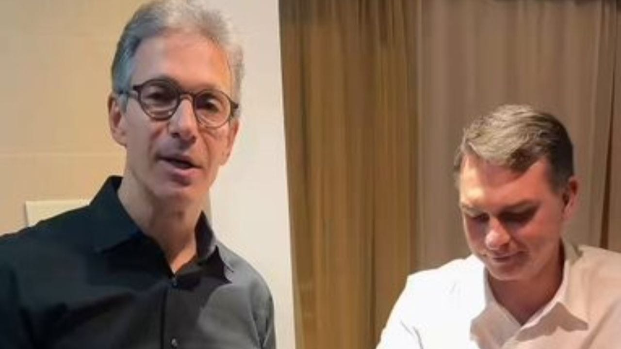 Zema brinca em vídeo sobre convite para Flávio Bolsonaro ser seu vice