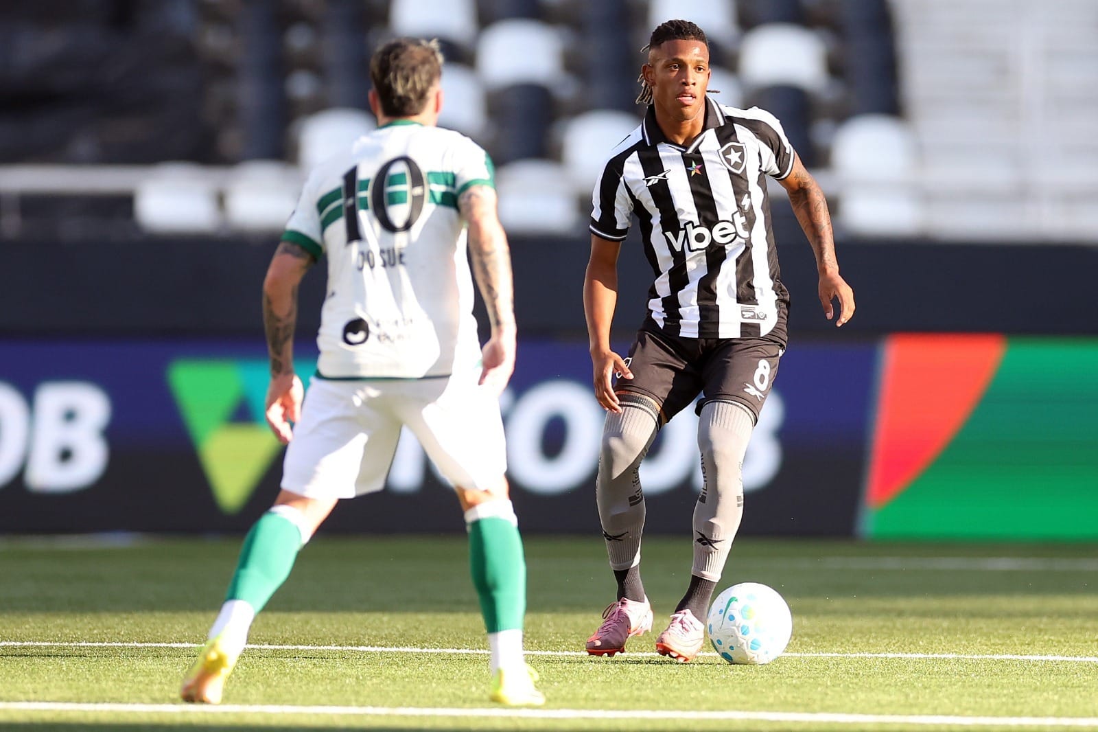 Botafogo e Coritiba empatam em jogaço no Nilton Santos