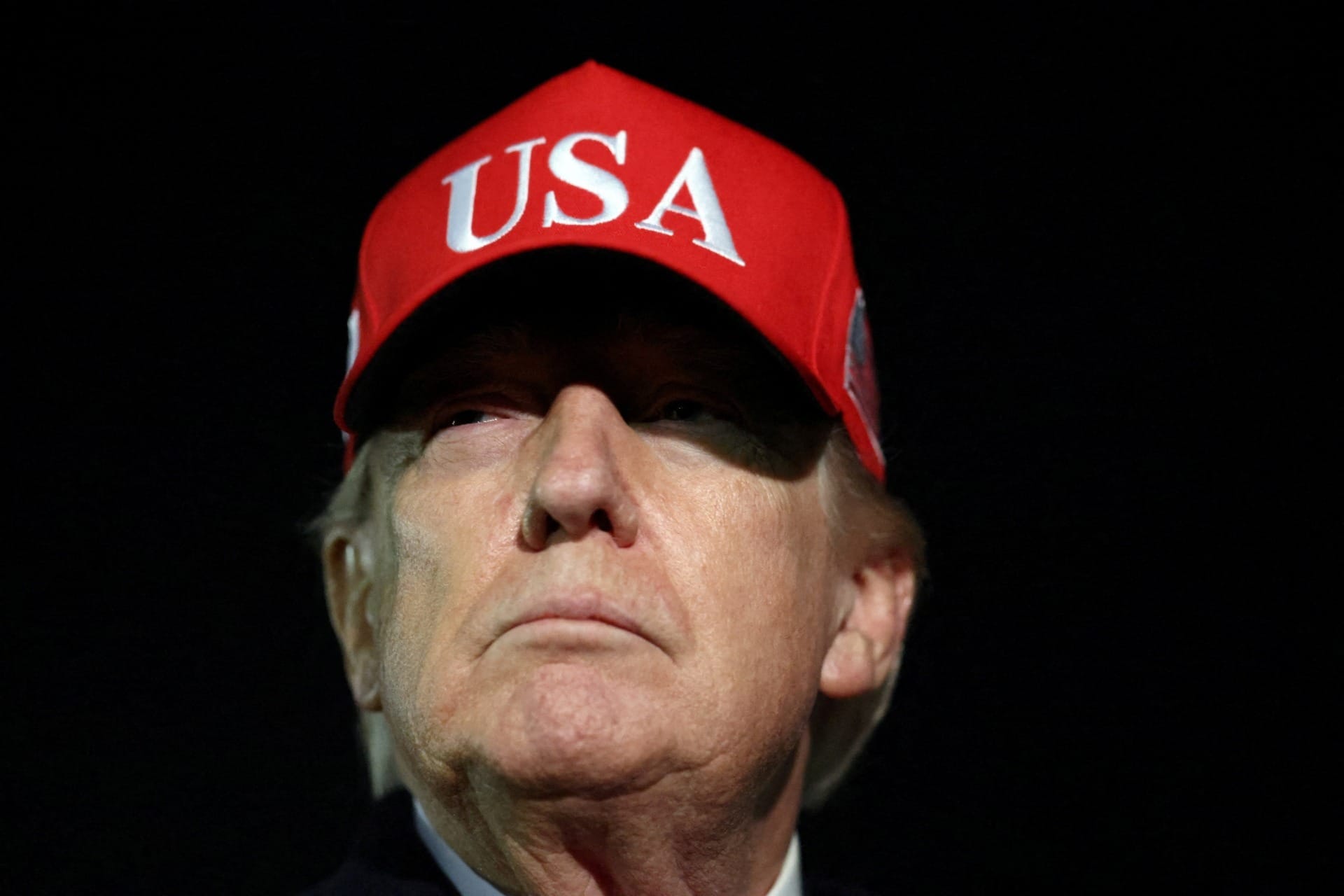 Trump promete retaliação contra o Irã após morte de soldados em bombardeios