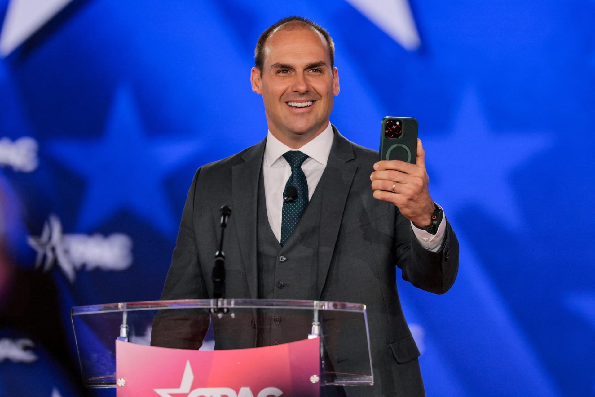 Mônica Bergamo: Trump concede green card a Eduardo Bolsonaro