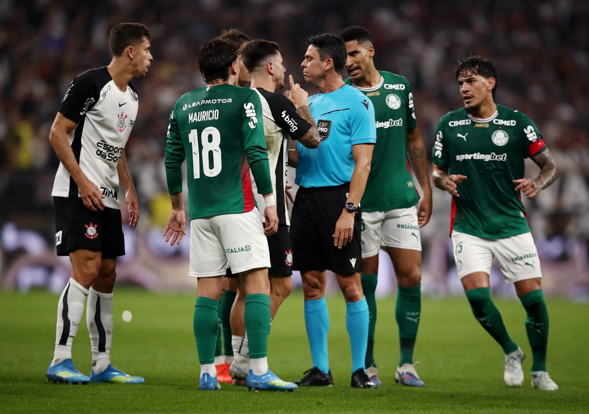 Com duas expulsões do Corinthians, Dérbi com o Palmeiras termina em 0 a 0