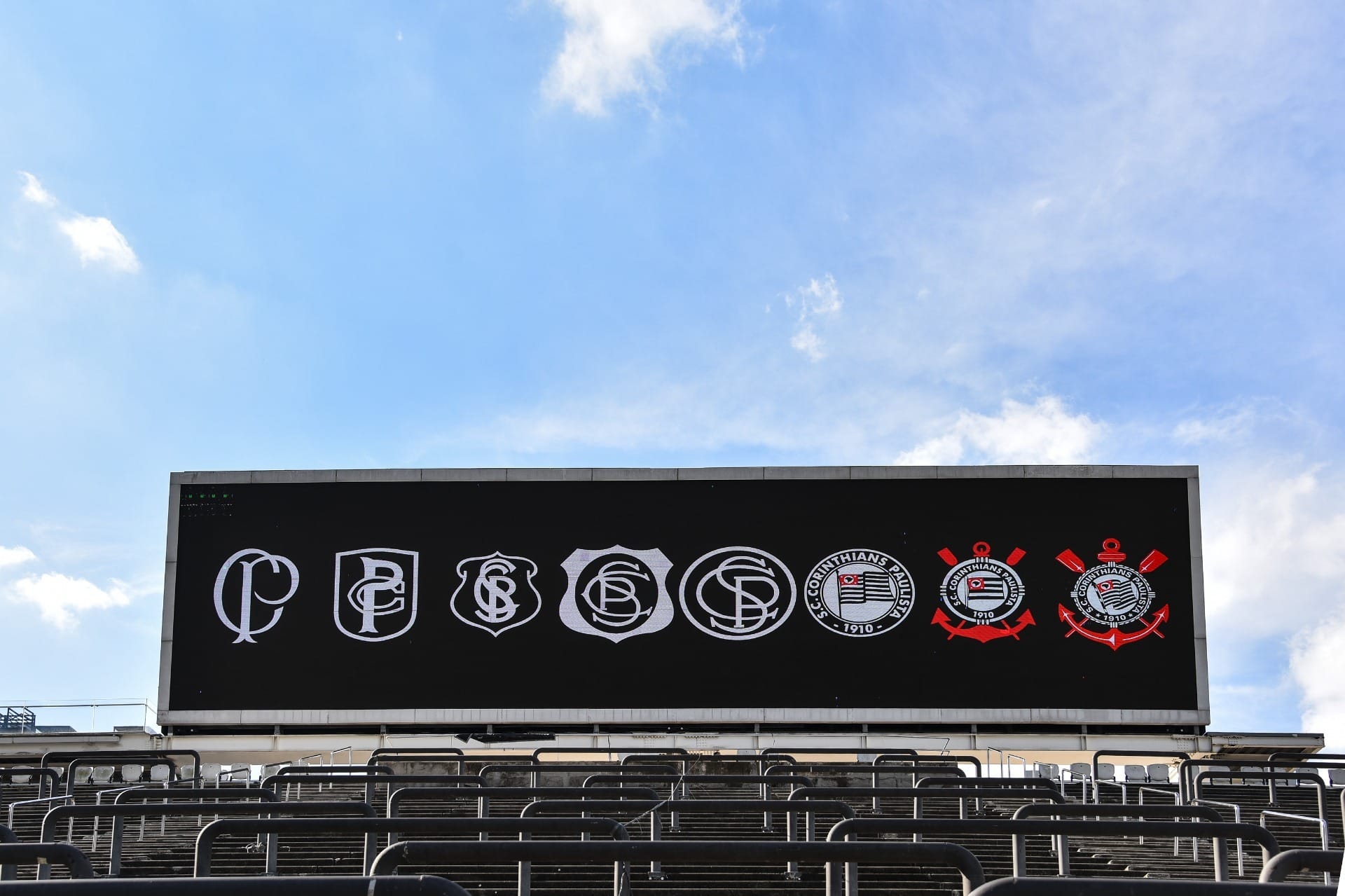 Infestação de marimbondos atrasa entrada de torcedores na Arena Corinthians