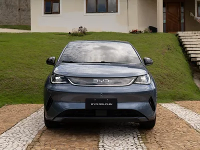 BYD Dolphin 2027 estreia versão inédita e muda visual no Brasil