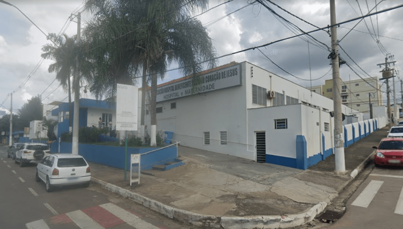 Homem empurra companheira de aproximadamente 2 metros de altura