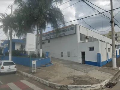 Homem empurra companheira de aproximadamente 2 metros de altura