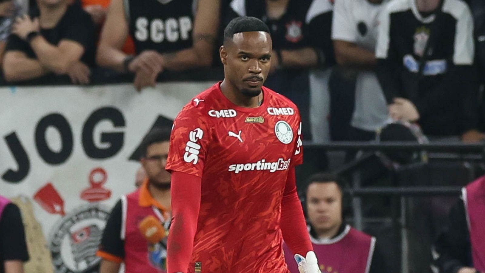 Palmeiras denuncia racismo de torcedor do Corinthians contra Carlos Miguel