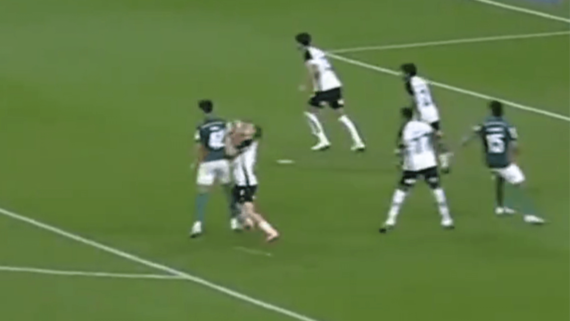 Corinthians reclama de possível cotovelada não revisada pelo VAR I Foto: Reprodução/Redes Sociais