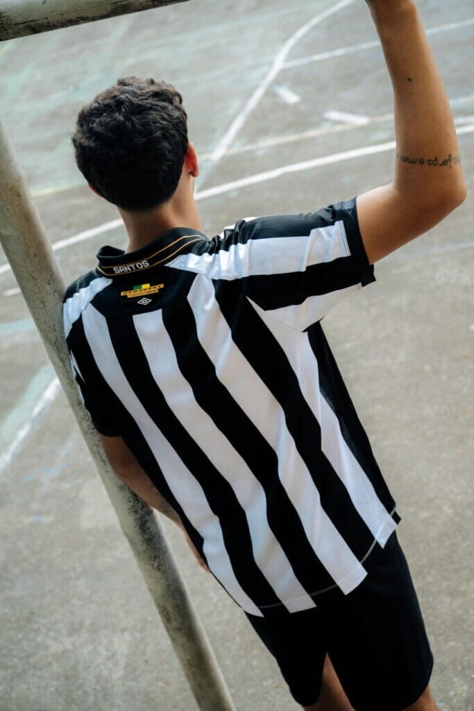Gabriel Bontempo com o uniforme 2 do Santos (Crédito: Divulgação / Santos)