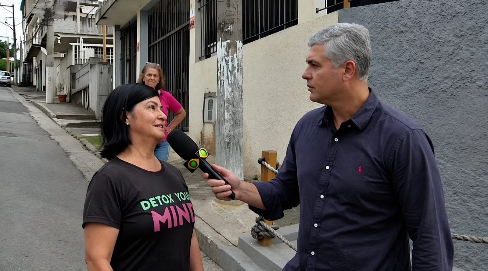 Joel Datena vai às ruas para ouvir reclamações da população no Berra Bairro    Crédito: Band