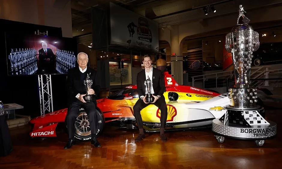 Josef Newgarden recebe Baby Borg após vencer as 500 Milhas em 2024