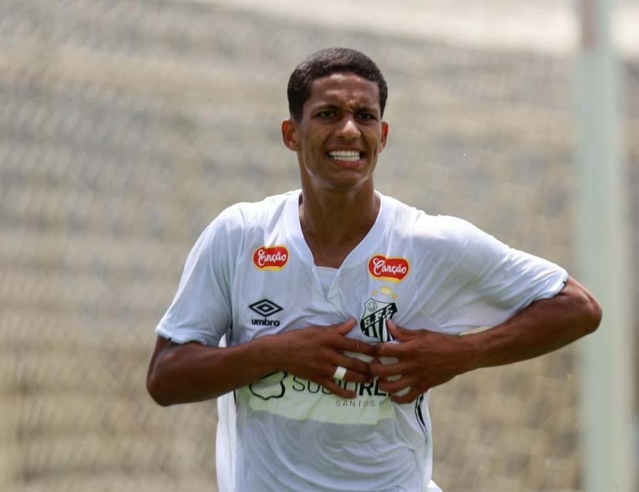 Jovem de São Sebastião estreia pelo Santos na Copa Sul-Americana