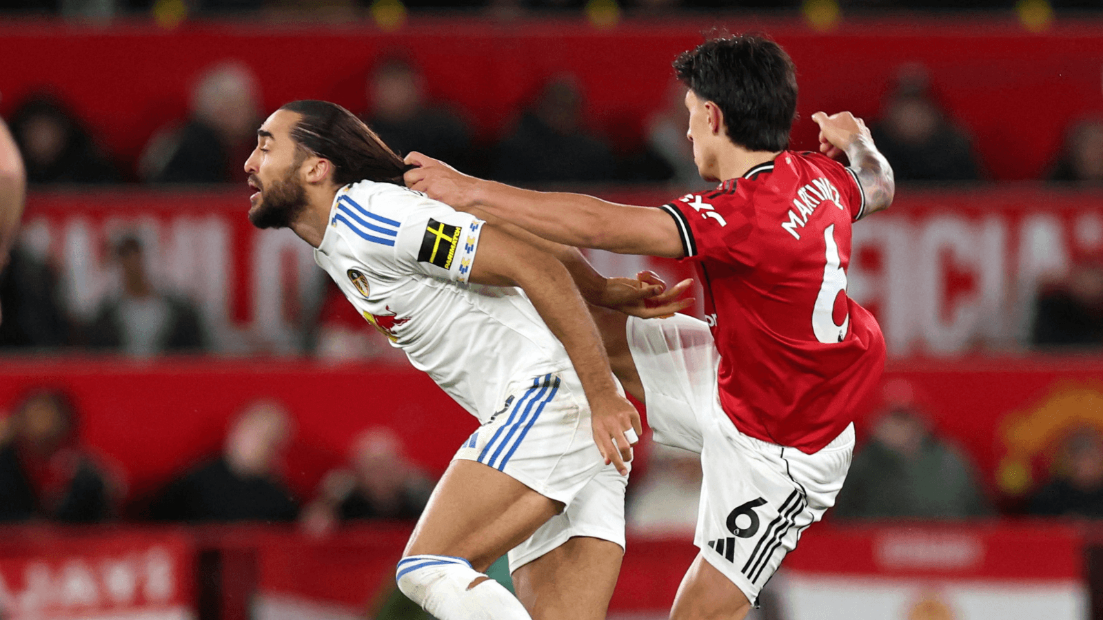 Jogador do Manchester United é expulso por puxão de cabelo