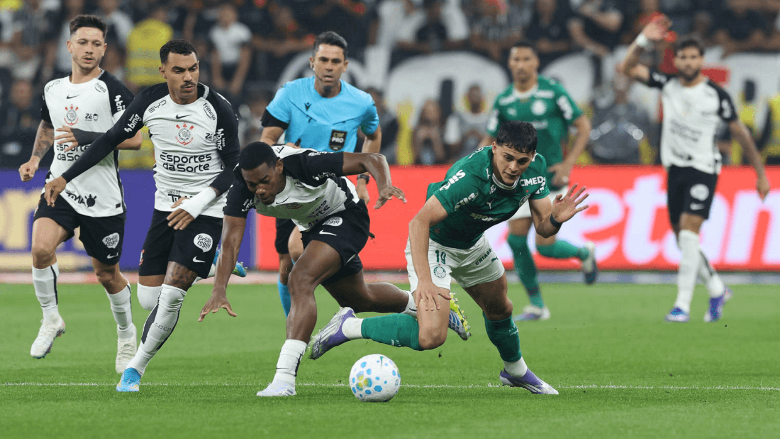 Gestos obscenos escancaram crise disciplinar do Corinthians; entenda