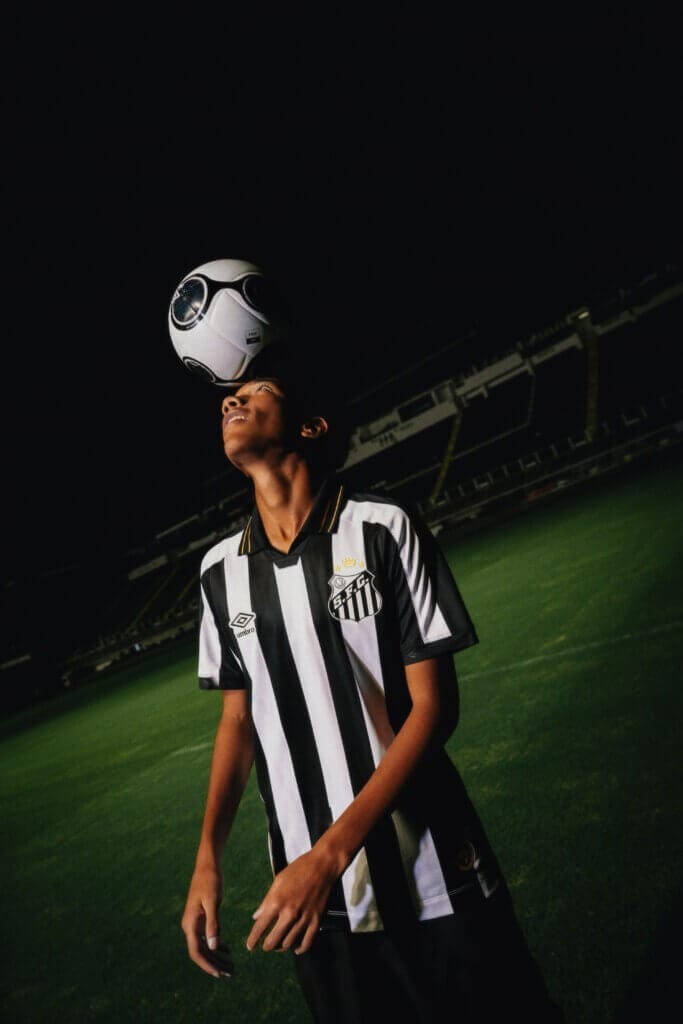 Robinho Jr com o uniforme 2 do Santos (Crédito: Divulgação / Santos)