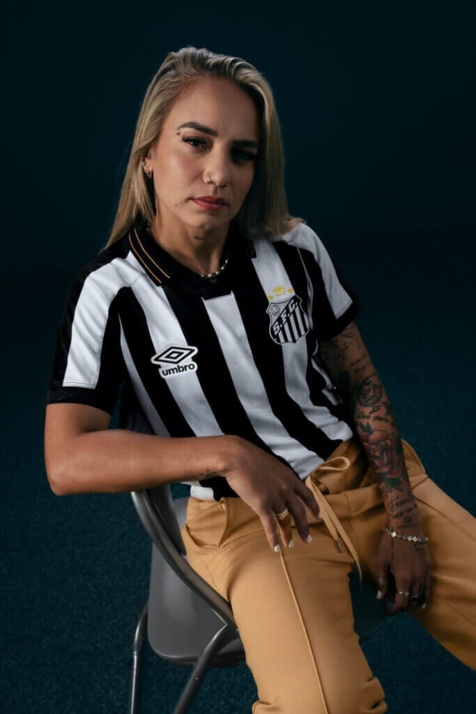 Taisinha com o uniforme 2 do Santos (Crédito: Divulgação / Santos)