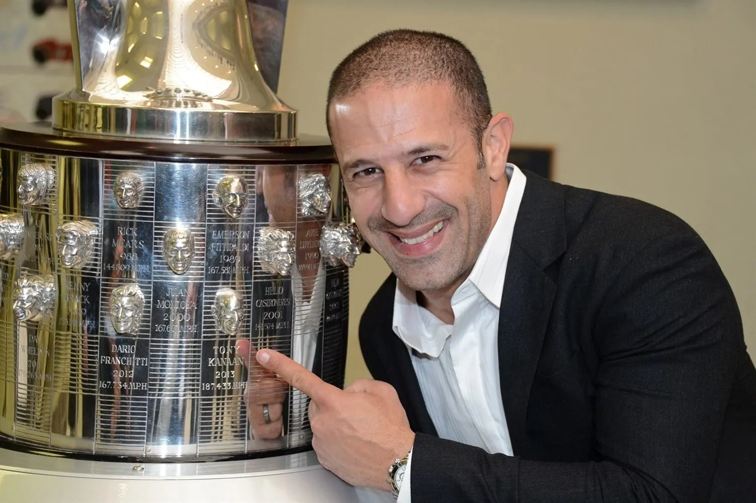 Tony Kanaan no troféu Borg-Warner em 2013