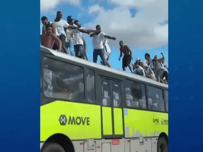 Torcedores do Cruzeiro são flagrados "surfando" em ônibus
