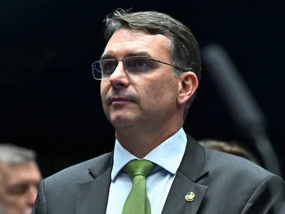 Flávio nega uso de verba pública em filme sobre Jair Bolsonaro