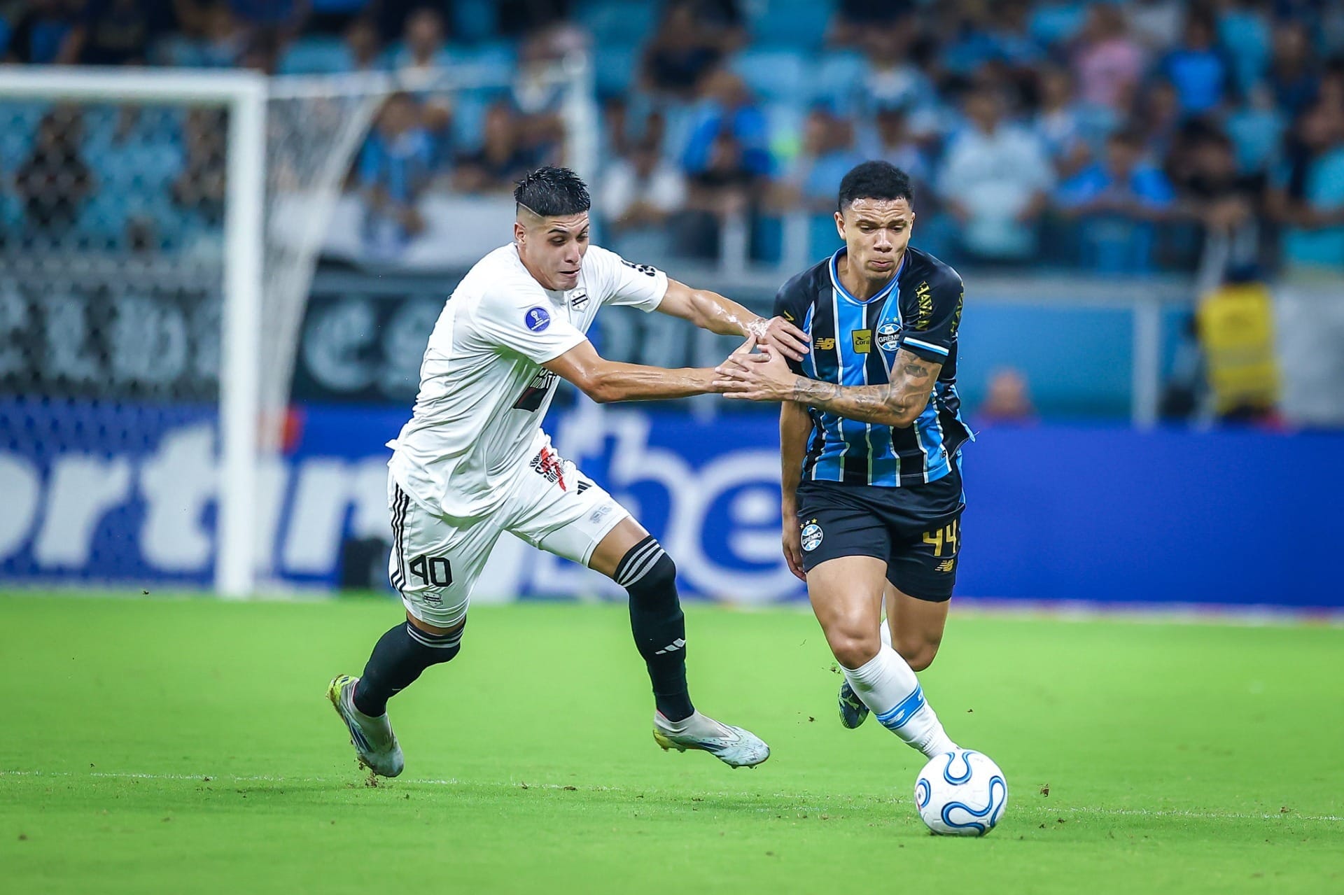 Grêmio supera expulsão, vence Deportivo Riestra e afasta crise; veja o gol