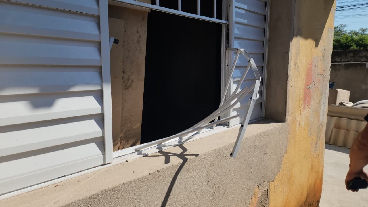 Janela quebrada para invadir a casa da idosa