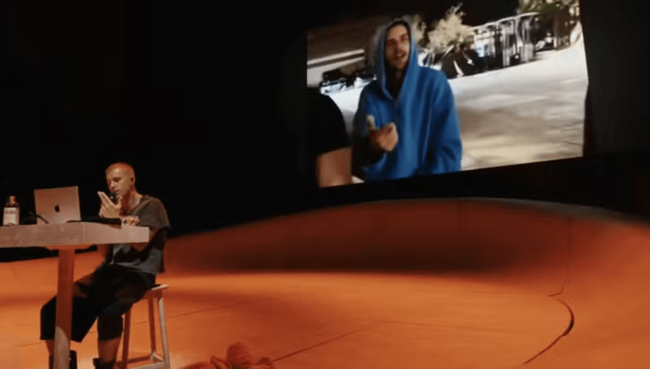 Justin Bieber revisita o próprio passado em momento intimista no palco