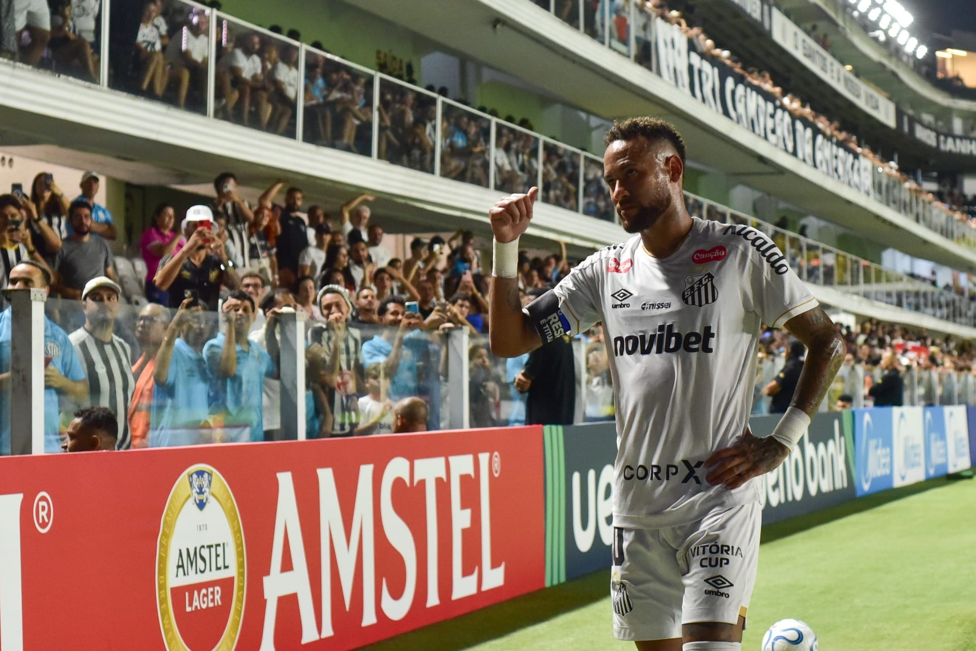 Neymar com a torcida do Santos após empate com Recoleta-PAR - JOTA ERRE/AGIF