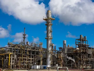 Petróleo recua com sinal de acordo do Irã; Brent avança 9% na semana