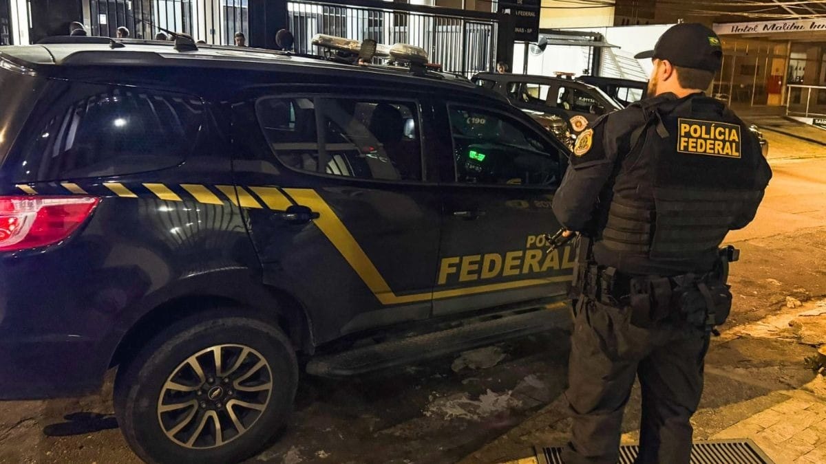 Agentes da PF durante opera&ccedil;&atilde;o contra R$ 1,6 bi do crime prende MC Ryan e Poze do Rodo