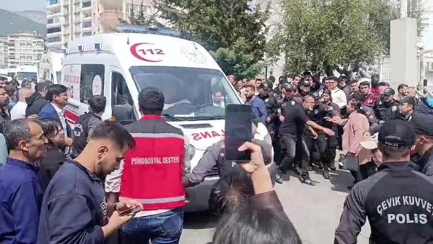 Ambulância se aproxima de escola para socorrer vítimas de ataque na Turquia  Crédito: Reuters
