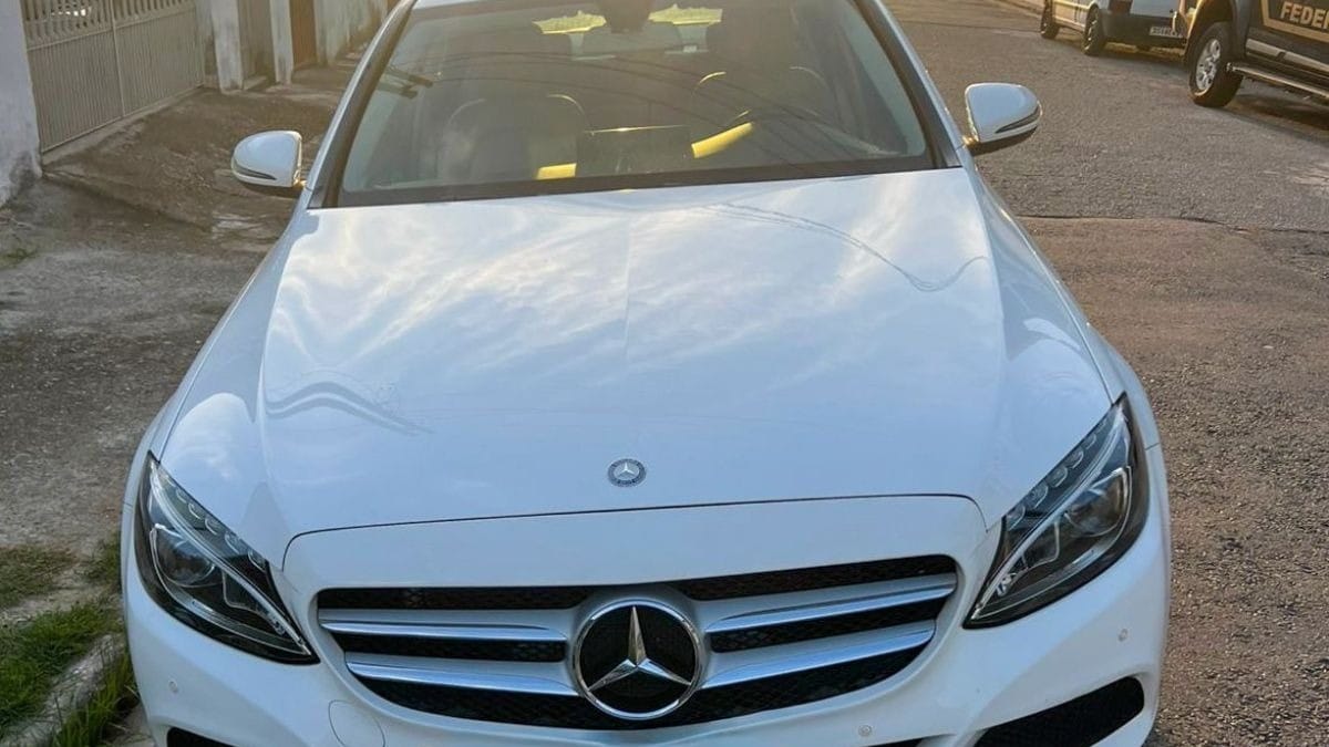 Carro de luxo apreendido durante a opera&ccedil;&atilde;o da PF contra transa&ccedil;&otilde;es ilegais